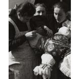 Lányok madárijesztővel, Magyarország, utcakép, Horthy-korszak, népviselet, helytörténet, 1930-s évek, Eredeti fotó, papírkép.  