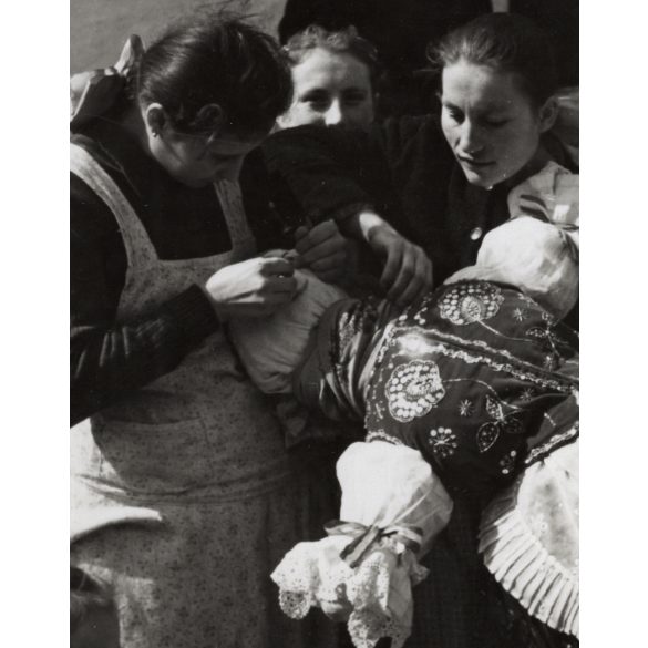 Lányok madárijesztővel, Magyarország, utcakép, Horthy-korszak, népviselet, helytörténet, 1930-s évek, Eredeti fotó, papírkép.  