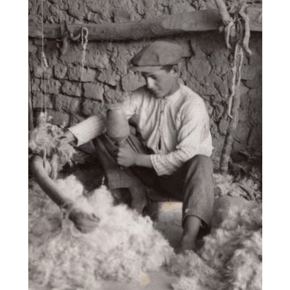 Fiatal fiú bárány gyapjúval, Magyarország, Horthy-korszak, vidék, tanya, helytörténet, 1935., 1930-s évek, Eredeti fotó, papírkép.  