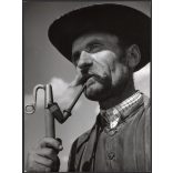 Nagyobb méret, Szendrő István fotóművészeti alkotása, idős férfi pipával, Magyarország, pipa, kalap, 1930-as évek. Eredeti, pecséttel jelzett fotó, papírkép, Agfa Brovira papíron. 