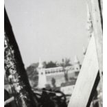 Nagyobb méret, Szendrő István fotóművészeti alkotása, hidak építéséhez használt cölöpverő, háttérben a Halászbástya (Kossuth híd építése?) Budapest, építkezés, emberek, 1940-es évek. 