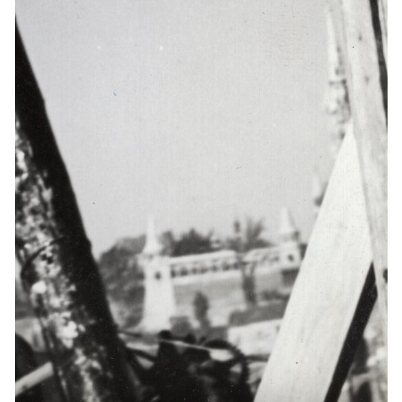 Nagyobb méret, Szendrő István fotóművészeti alkotása, hidak építéséhez használt cölöpverő, háttérben a Halászbástya (Kossuth híd építése?) Budapest, építkezés, emberek, 1940-es évek. 