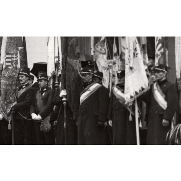 Nagyobb méret! A Magyar Királyi Államvasutak Fiúnevelő Intézetének és Árvaházának felavatása. Erdély, Szatmárnémeti. A résztvevők között híres nemesek, politikusok és egyházi vezetők,