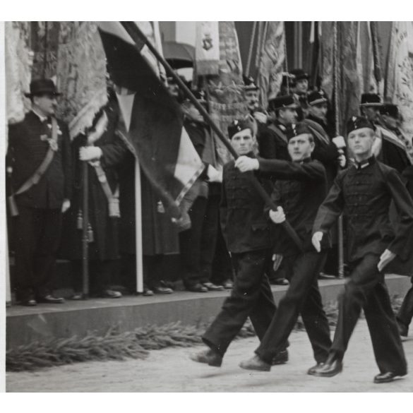 Nagyobb méret! Szatmárnémeti, Erdély, a Magyar Királyi Államvasutak Fiúnevelő Intézetének és Árvaházának felavatása, gyermekek felvonulnak.