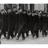 Nagyobb méret! Szatmárnémeti, Erdély, a Magyar Királyi Államvasutak Fiúnevelő Intézetének és Árvaházának felavatása, gyermekek felvonulnak.