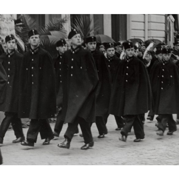 Nagyobb méret! Szatmárnémeti, Erdély, a Magyar Királyi Államvasutak Fiúnevelő Intézetének és Árvaházának felavatása, gyermekek felvonulnak.