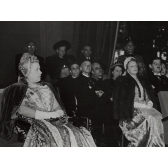 Nagyobb méret, Szatmárnémeti, Erdély, díszpáholy a Magyar Királyi Államvasutak Fiúnevelő Intézetének és Árvaházának felavatásán. A résztvevők között Horthy Istvánné (Edelsheim-Gyulai Ilona),