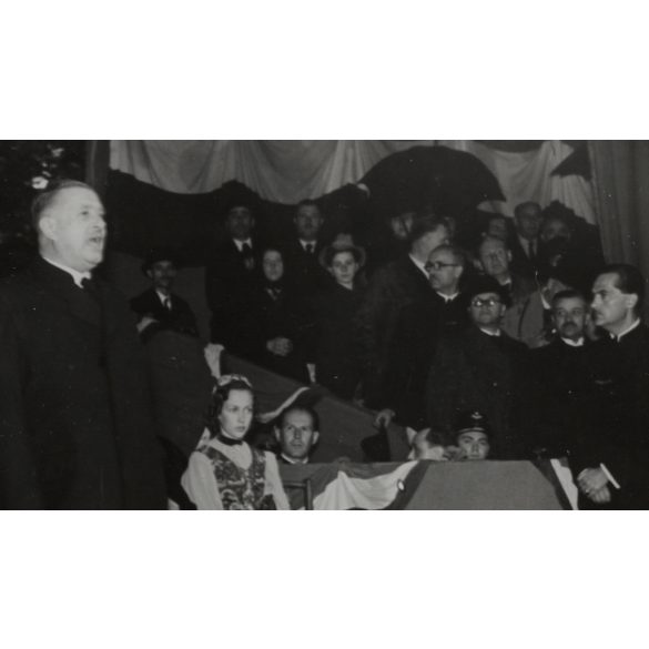 Nagyobb méret, Szatmárnémeti, Erdély, díszpáholy a Magyar Királyi Államvasutak Fiúnevelő Intézetének és Árvaházának felavatásán. A résztvevők között Horthy Istvánné (Edelsheim-Gyulai Ilona),