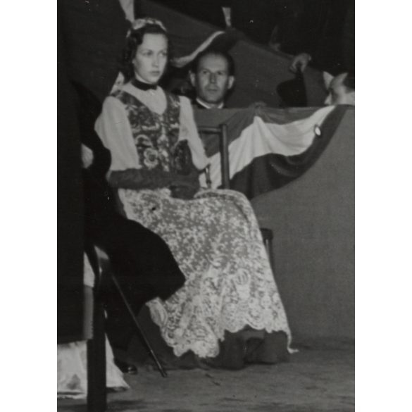 Nagyobb méret, Szatmárnémeti, Erdély, díszpáholy a Magyar Királyi Államvasutak Fiúnevelő Intézetének és Árvaházának felavatásán. A résztvevők között Horthy Istvánné (Edelsheim-Gyulai Ilona),