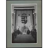 Nagyobb méret, Szatmárnémeti, Erdély, gyerekek a magyar címer előtt, felavatása a Magyar Királyi Államvasutak Fiúnevelő Intézetének és Árvaházának. Horthy-korszak, 2. világháború, 