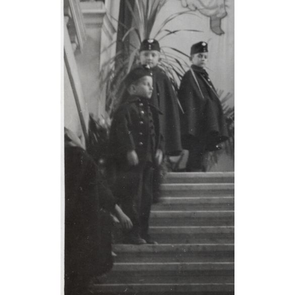 Nagyobb méret, Szatmárnémeti, Erdély, gyerekek a magyar címer előtt, felavatása a Magyar Királyi Államvasutak Fiúnevelő Intézetének és Árvaházának. Horthy-korszak, 2. világháború, 