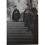 Nagyobb méret, Szatmárnémeti, Erdély, gyerekek a magyar címer előtt, felavatása a Magyar Királyi Államvasutak Fiúnevelő Intézetének és Árvaházának. Horthy-korszak, 2. világháború, 