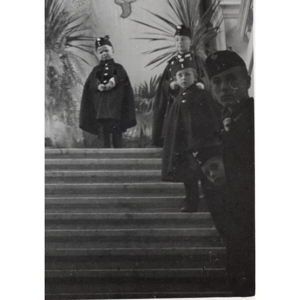 Nagyobb méret, Szatmárnémeti, Erdély, gyerekek a magyar címer előtt, felavatása a Magyar Királyi Államvasutak Fiúnevelő Intézetének és Árvaházának. Horthy-korszak, 2. világháború, 