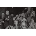 Nagyobb méret, Szatmárnémeti, Erdély, páholy a Magyar Királyi Államvasutak Fiúnevelő Intézetének és Árvaházának felavatásán. A résztvevők között híres nemesek, politikusok és egyházi vezetők