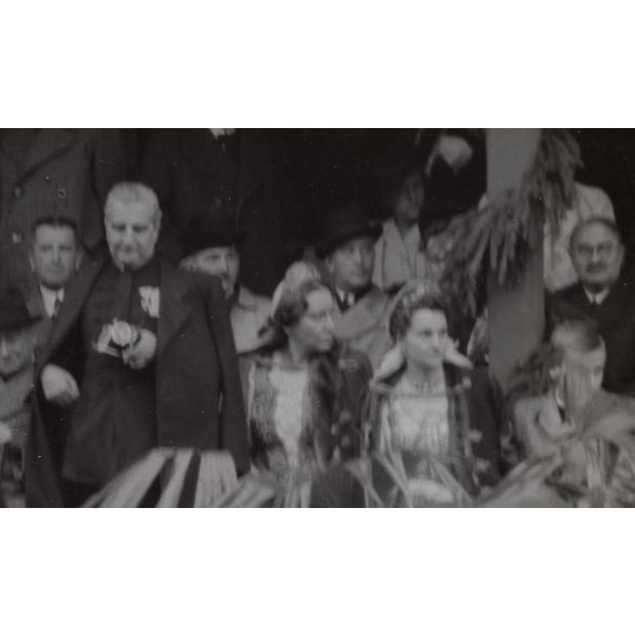 Nagyobb méret, Szatmárnémeti, Erdély, páholy a Magyar Királyi Államvasutak Fiúnevelő Intézetének és Árvaházának felavatásán. A résztvevők között híres nemesek, politikusok és egyházi vezetők