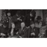 Nagyobb méret, Szatmárnémeti, Erdély, páholy a Magyar Királyi Államvasutak Fiúnevelő Intézetének és Árvaházának felavatásán. A résztvevők között híres nemesek, politikusok és egyházi vezetők