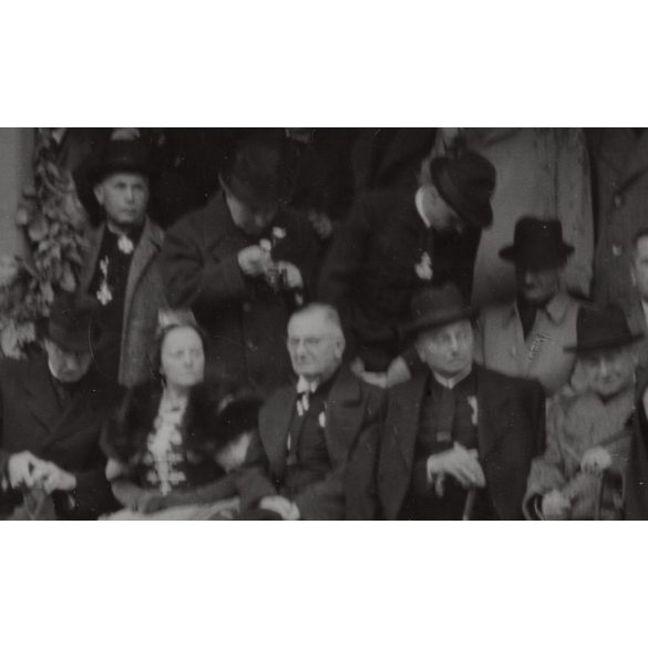 Nagyobb méret, Szatmárnémeti, Erdély, páholy a Magyar Királyi Államvasutak Fiúnevelő Intézetének és Árvaházának felavatásán. A résztvevők között híres nemesek, politikusok és egyházi vezetők