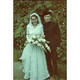 Hajdu Anna (jelmeztervező, grafikus) és Kovács Péter (néprajzkutató) esküvője, Tiszacsege, menyasszony, vőlegény, 1942, 1940-es évek, Hajdu-Bihar megye, Horthy-korszak, Eredeti AGFACOLOR színes dia. N