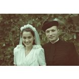 Hajdu Anna (jelmeztervező, grafikus) és Kovács Péter (néprajzkutató) esküvője, Tiszacsege,  menyasszony, vőlegény, 1942, 1940-es évek, Hajdu-Bihar megye, Horthy-korszak, Eredeti AGFACOLOR színes dia. 