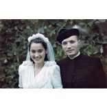 Hajdu Anna (jelmeztervező, grafikus) és Kovács Péter (néprajzkutató) esküvője, Tiszacsege,  menyasszony, vőlegény, 1942, 1940-es évek, Hajdu-Bihar megye, Horthy-korszak, Eredeti AGFACOLOR színes dia. 