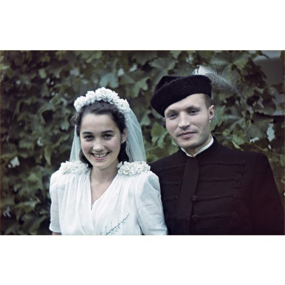 Hajdu Anna (jelmeztervező, grafikus) és Kovács Péter (néprajzkutató) esküvője, Tiszacsege,  menyasszony, vőlegény, 1942, 1940-es évek, Hajdu-Bihar megye, Horthy-korszak, Eredeti AGFACOLOR színes dia. 