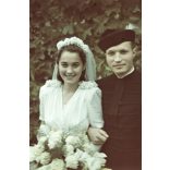 Hajdu Anna (jelmeztervező, grafikus) és Kovács Péter (néprajzkutató) esküvője,  Tiszacsege, menyasszony, vőlegény, 1942, 1940-es évek, Hajdu-Bihar megye, Horthy-korszak, Eredeti AGFACOLOR színes dia. 