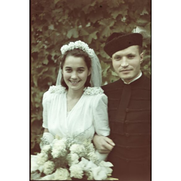 Hajdu Anna (jelmeztervező, grafikus) és Kovács Péter (néprajzkutató) esküvője,  Tiszacsege, menyasszony, vőlegény, 1942, 1940-es évek, Hajdu-Bihar megye, Horthy-korszak, Eredeti AGFACOLOR színes dia. 