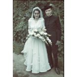 Hajdu Anna (jelmeztervező, grafikus) és Kovács Péter (néprajzkutató)  esküvője, Tiszacsege, menyasszony, vőlegény, 1942, 1940-es évek, Hajdu-Bihar megye, Horthy-korszak, Eredeti AGFACOLOR színes dia. 