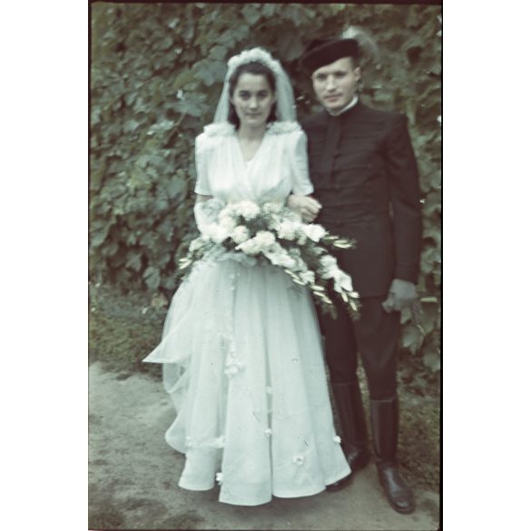 Hajdu Anna (jelmeztervező, grafikus) és Kovács Péter (néprajzkutató)  esküvője, Tiszacsege, menyasszony, vőlegény, 1942, 1940-es évek, Hajdu-Bihar megye, Horthy-korszak, Eredeti AGFACOLOR színes dia. 