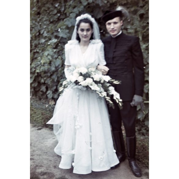 Hajdu Anna (jelmeztervező, grafikus) és Kovács Péter (néprajzkutató)  esküvője, Tiszacsege, menyasszony, vőlegény, 1942, 1940-es évek, Hajdu-Bihar megye, Horthy-korszak, Eredeti AGFACOLOR színes dia. 