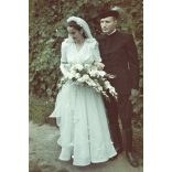 Hajdu Anna (jelmeztervező, grafikus) és Kovács Péter  (néprajzkutató)  esküvője, Tiszacsege, menyasszony, vőlegény, 1942, 1940-es évek, Hajdu-Bihar megye, Horthy-korszak, Eredeti AGFACOLOR színes dia.