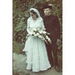 Hajdu Anna (jelmeztervező, grafikus) és Kovács Péter  (néprajzkutató)  esküvője, Tiszacsege, menyasszony, vőlegény, 1942, 1940-es évek, Hajdu-Bihar megye, Horthy-korszak, Eredeti AGFACOLOR színes dia.