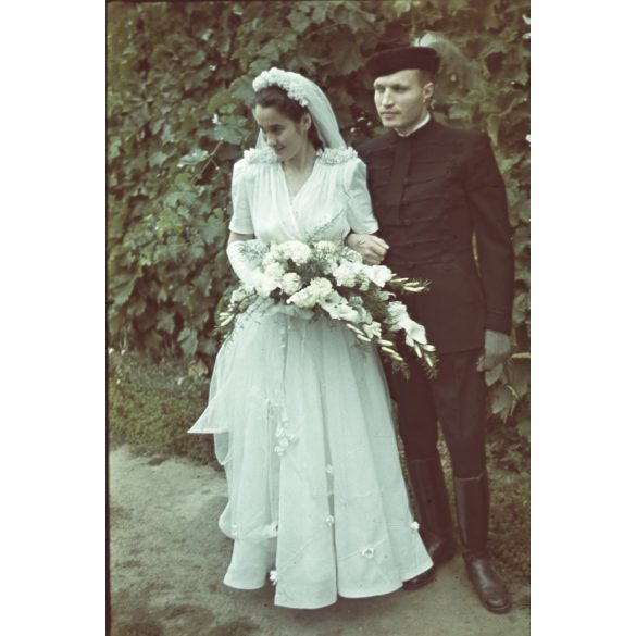 Hajdu Anna (jelmeztervező, grafikus) és Kovács Péter  (néprajzkutató)  esküvője, Tiszacsege, menyasszony, vőlegény, 1942, 1940-es évek, Hajdu-Bihar megye, Horthy-korszak, Eredeti AGFACOLOR színes dia.