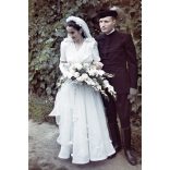 Hajdu Anna (jelmeztervező, grafikus) és Kovács Péter  (néprajzkutató)  esküvője, Tiszacsege, menyasszony, vőlegény, 1942, 1940-es évek, Hajdu-Bihar megye, Horthy-korszak, Eredeti AGFACOLOR színes dia.