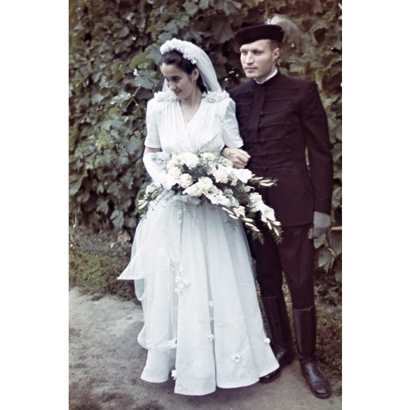 Hajdu Anna (jelmeztervező, grafikus) és Kovács Péter  (néprajzkutató)  esküvője, Tiszacsege, menyasszony, vőlegény, 1942, 1940-es évek, Hajdu-Bihar megye, Horthy-korszak, Eredeti AGFACOLOR színes dia.