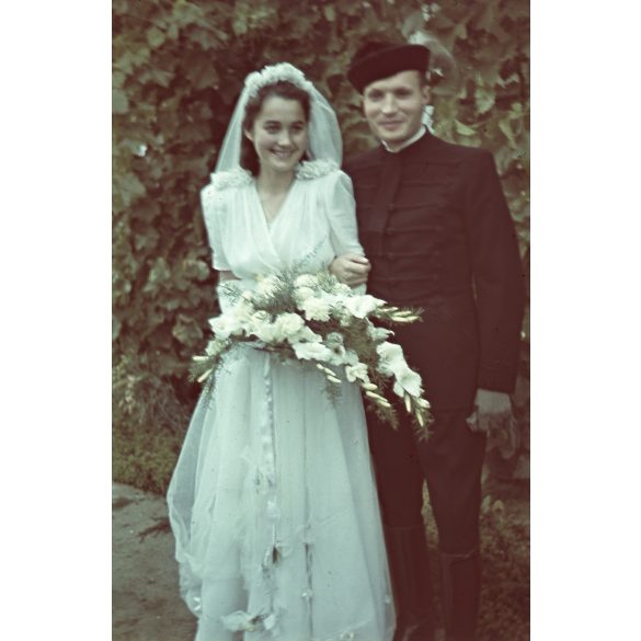 Hajdu Anna (jelmeztervező, grafikus ) és Kovács Péter  (néprajzkutató)  esküvője, Tiszacsege, menyasszony, vőlegény, 1942, 1940-es évek, Hajdu-Bihar megye, Horthy-korszak, Eredeti AGFACOLOR színes dia