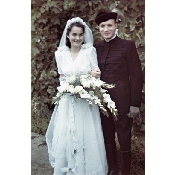 Hajdu Anna (jelmeztervező, grafikus ) és Kovács Péter  (néprajzkutató)  esküvője, Tiszacsege, menyasszony, vőlegény, 1942, 1940-es évek, Hajdu-Bihar megye, Horthy-korszak, Eredeti AGFACOLOR színes dia