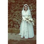 Hajdu Anna  (jelmeztervező, grafikus ) és Kovács Péter  (néprajzkutató)  esküvője, Tiszacsege, menyasszony, vőlegény, 1942, 1940-es évek, Hajdu-Bihar megye, Horthy-korszak, Eredeti AGFACOLOR színes di