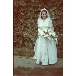 Hajdu Anna  (jelmeztervező, grafikus ) és Kovács Péter  (néprajzkutató)  esküvője, Tiszacsege, menyasszony, vőlegény, 1942, 1940-es évek, Hajdu-Bihar megye, Horthy-korszak, Eredeti AGFACOLOR színes di