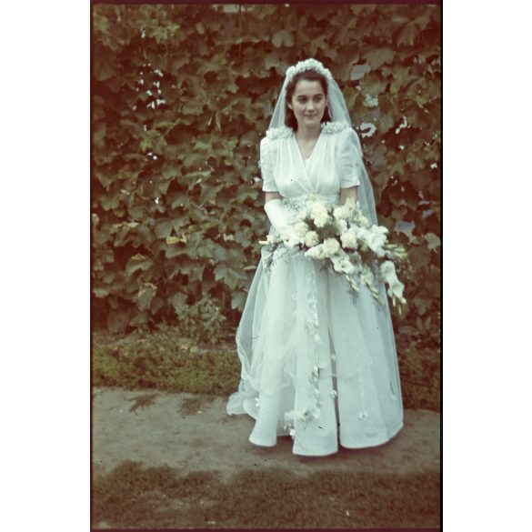 Hajdu Anna  (jelmeztervező, grafikus ) és Kovács Péter  (néprajzkutató)  esküvője, Tiszacsege, menyasszony, vőlegény, 1942, 1940-es évek, Hajdu-Bihar megye, Horthy-korszak, Eredeti AGFACOLOR színes di