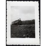 MÁV 375-ös sorozat, vasúti töltés, Magyarország, utcakép, Horthy-korszak, vasút, mozdony, gőzmozdony, jármű, közlekedés, közlekedéstörténet, helytörténet, 1930-s évek, Eredeti fotó, papírkép.  