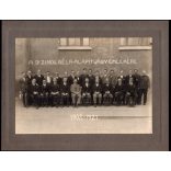 Nagyobb méret! A Dr. Zindl Béla-Alapítvány támogatói(?), Budapest, csoportkép, elegáns férfiak utcakép, Horthy-korszak, helytörténet, 1920-as évek, Eredeti fotó, papírkép. 