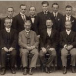 Nagyobb méret! A Dr. Zindl Béla-Alapítvány támogatói(?), Budapest, csoportkép, elegáns férfiak utcakép, Horthy-korszak, helytörténet, 1920-as évek, Eredeti fotó, papírkép. 