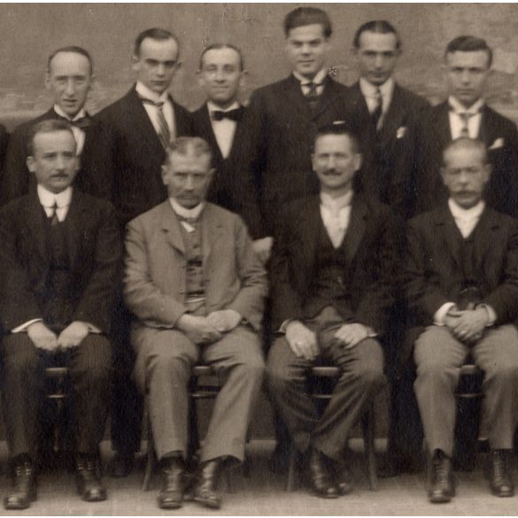 Nagyobb méret! A Dr. Zindl Béla-Alapítvány támogatói(?), Budapest, csoportkép, elegáns férfiak utcakép, Horthy-korszak, helytörténet, 1920-as évek, Eredeti fotó, papírkép. 