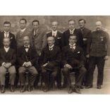 Nagyobb méret! A Dr. Zindl Béla-Alapítvány támogatói(?), Budapest, csoportkép, elegáns férfiak utcakép, Horthy-korszak, helytörténet, 1920-as évek, Eredeti fotó, papírkép. 