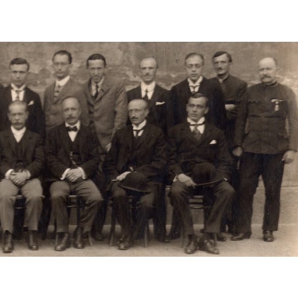 Nagyobb méret! A Dr. Zindl Béla-Alapítvány támogatói(?), Budapest, csoportkép, elegáns férfiak utcakép, Horthy-korszak, helytörténet, 1920-as évek, Eredeti fotó, papírkép. 