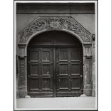 Nagyobb méret, Szendrő István fotóművészeti alkotása, díszes bejárat a budapesti Országház utca 6. házszám alatt, Budapest, I. Ker., budai vár, épület, bejárat, 1930-as évek. 