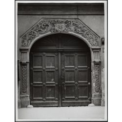   Nagyobb méret, Szendrő István fotóművészeti alkotása, díszes bejárat a budapesti Országház utca 6. házszám alatt, Budapest, I. Ker., budai vár, épület, bejárat, 1930-as évek. 