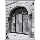 Nagyobb méret, Szendrő István fotóművészeti alkotása, díszes kapu az Úri utca 70. házszám alatt, Budapest, I. Ker., budai vár, épület, bejárat, 1930-as évek. 