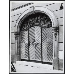   Nagyobb méret, Szendrő István fotóművészeti alkotása, díszes kapu az Úri utca 70. házszám alatt, Budapest, I. Ker., budai vár, épület, bejárat, 1930-as évek. 